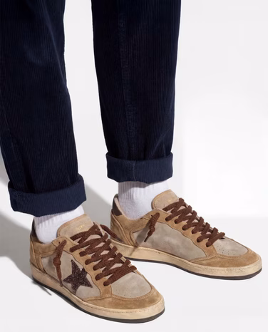 кеди golden goose у міському стилі на вулиці кеди golden goose у міському стилі на вулиці