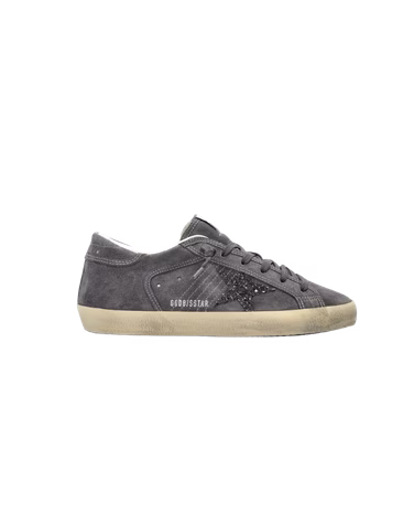 Кеди Golden Goose у повсякденному образі з джинсами та худі Кеди Golden Goose у повсякденному образі з джинсами та худі