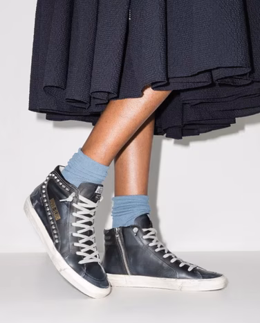 кеди golden goose із сукнею повсякденний міський образ кеди golden goose із сукнею повсякденний міський образ