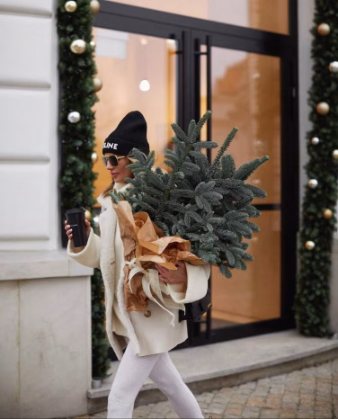 Зимовий street style — пальто та шарф у багатошаровому образі. Зимовий street style — пальто та шарф у багатошаровому образі.
